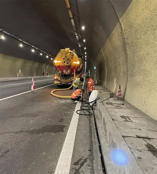 瓦房店隧道排水渠清淤